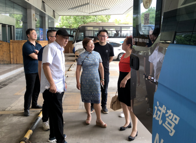 萬建紅對依維柯新車型進行現場考察