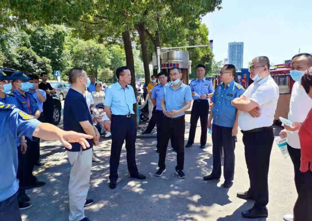 葉心林一行到九江汽車站開展交通執法檢查