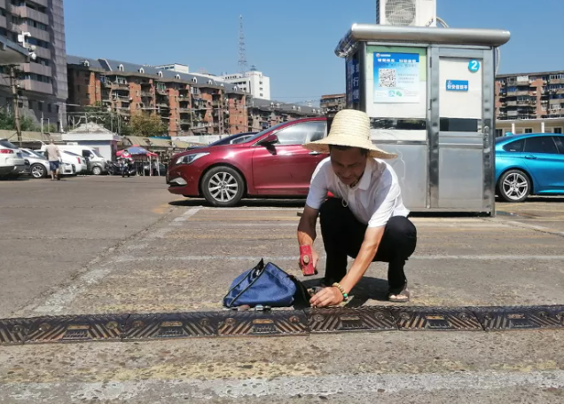 長運物業 更換減速帶 消除安全隱患