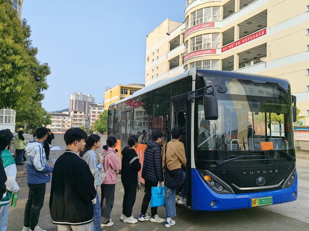 撫州長運：樂安分公司圓滿完成高三模擬考試包車業務