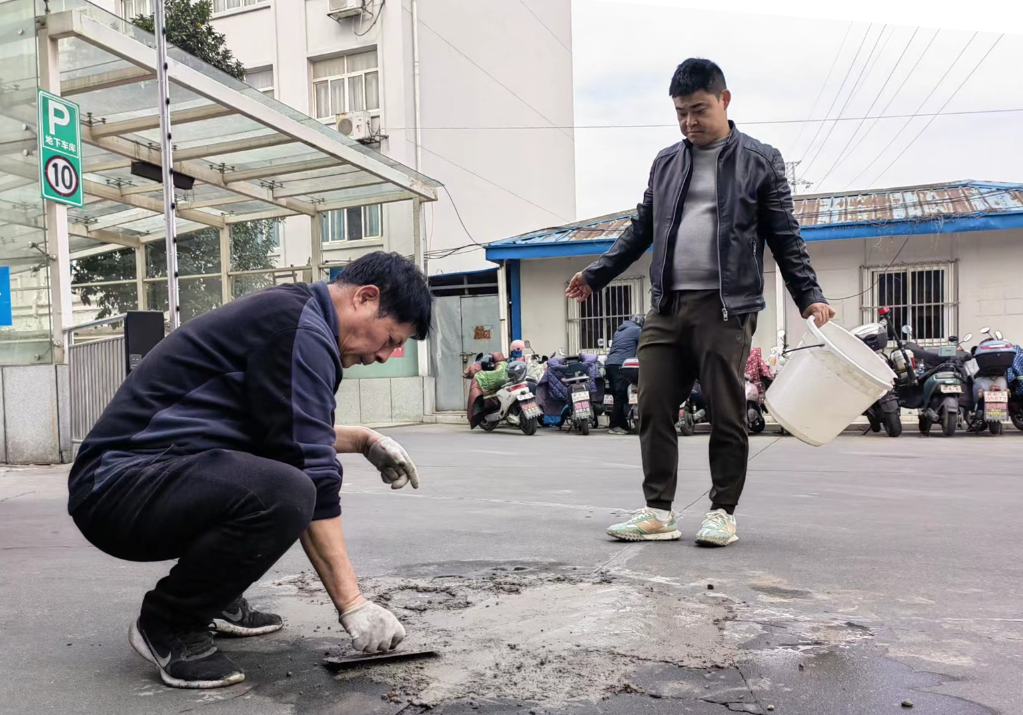 都市城際公交 修補破損路面 助力文明城市創建