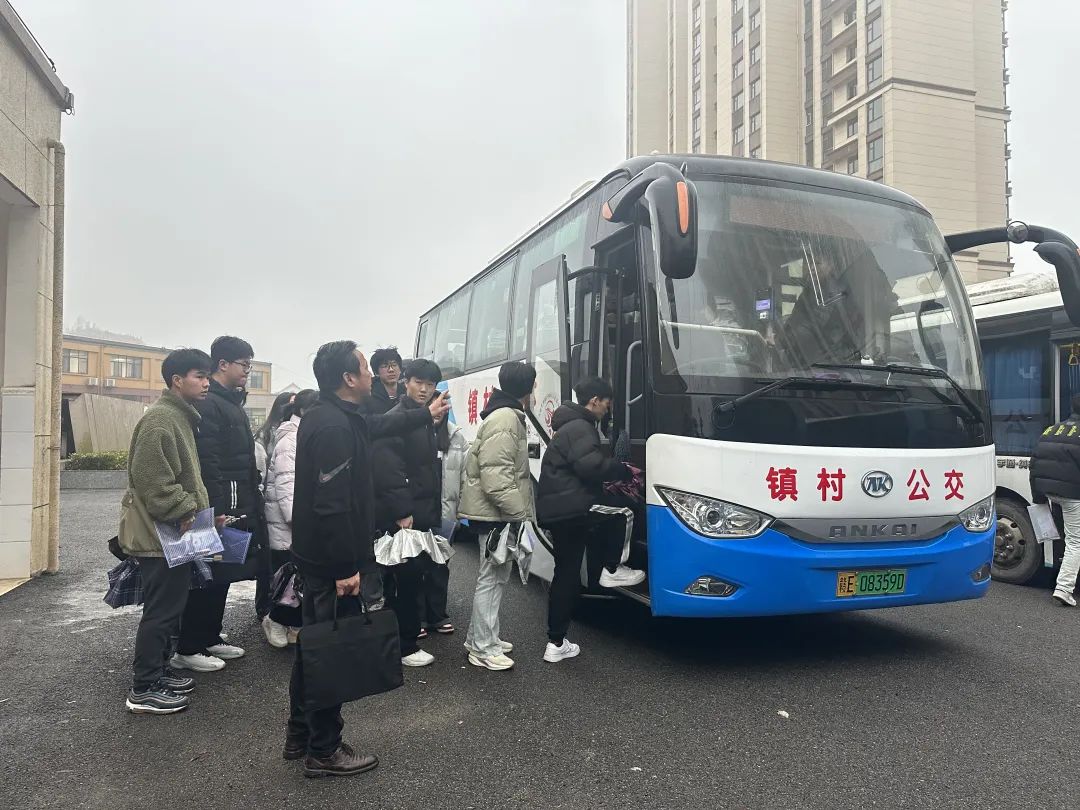 上饒汽運：你雨中迎考 我擺渡護航